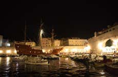 Crucero nocturno en galeón por Dubrovnik